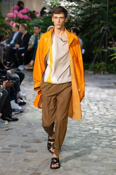Look 19